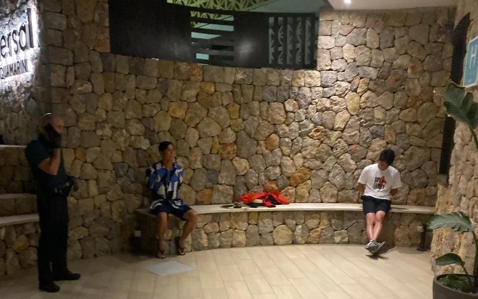 2 chiếc áo của sao nam bị tố hiếp dâm ở Tây Ban Nha có giá rẻ bèo-2