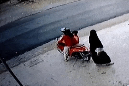 Video: Va trúng người phụ nữ, cô gái bị đánh dã man trong quán trà sữa-1