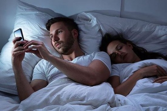 Đi du lịch cùng chồng, chưa kịp vui mừng vì như được nghỉ tuần trăng mật lại hứng chịu sốc từ chồng