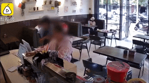 Hai nam thanh niên ném sơn, mắm tôm vào nhà dân ở Hà Nội-1