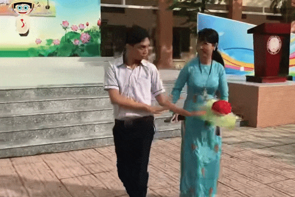 Lên múa phụ họa cho giáo viên, nam sinh bất ngờ chiếm spotlight vì thần thái quá ấn tượng