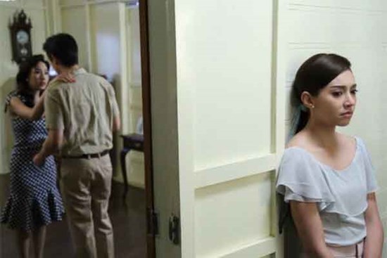 Chồng ngang nhiên sống với bồ ở căn hộ khác, vợ ôm con gái nhỏ trèo ra cửa sổ để tự tử