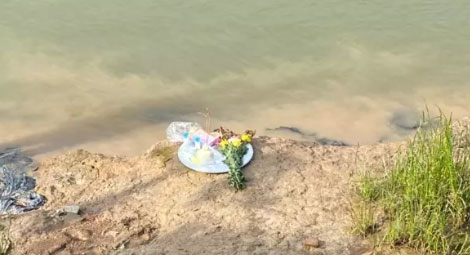 Chồng ngang nhiên sống với bồ ở căn hộ khác, vợ ôm con gái nhỏ trèo ra cửa sổ để tự tử-1