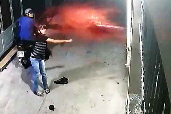 Nam shipper vượt đèn đỏ bị ô tô tông bay, cú hạ cánh như trong phim hành động khiến dân mạng trầm trồ-1