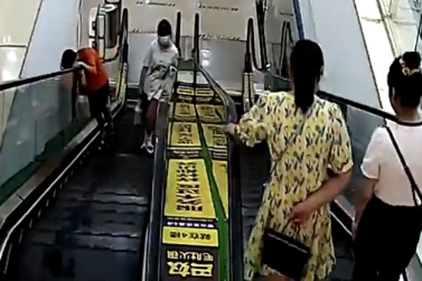 Tung cước đá bay cô gái khỏi thang cuốn, nam thanh niên ung dung rời đi như chưa có gì xảy ra-1