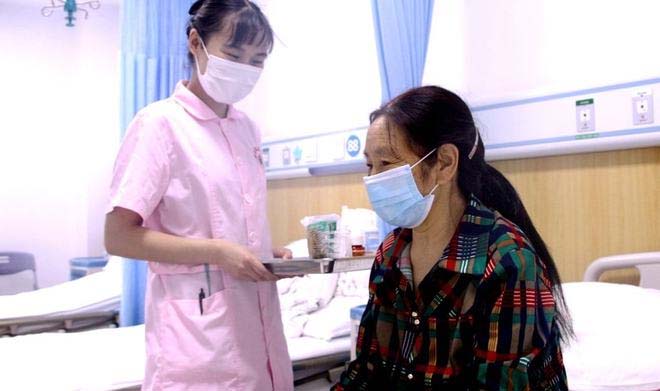 Mẹ chồng ốm nặng tôi lo toàn bộ 200 triệu chi phí, chị dâu là người chăm sóc nhưng sau khi ra viện, bà cay nghiệt đuổi tôi ra khỏi nhà-1