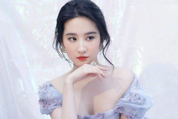 Cha nuôi tỷ phú quay lại ủng hộ Lưu Diệc Phi, người tình kém 30 tuổi bị bỏ rơi-8