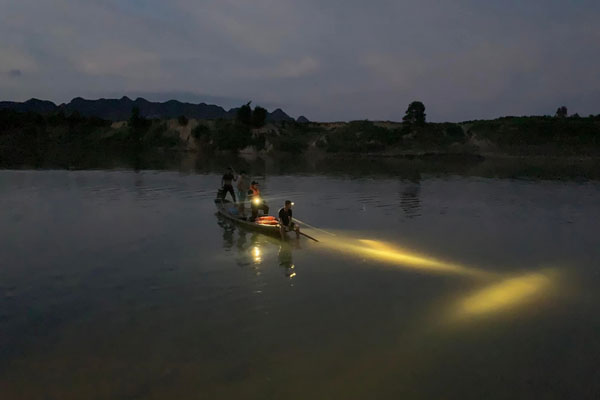 Bé trai 4 tuổi bị đuối nước trong bể cá của quán cà phê-2