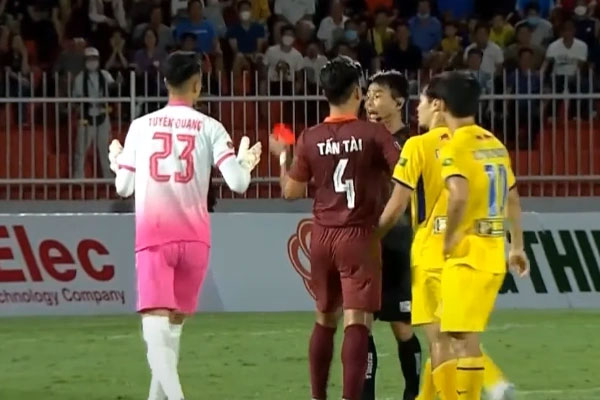 Hồ Tấn Tài bị phạt vì giấu thẻ đỏ của trọng tài-1