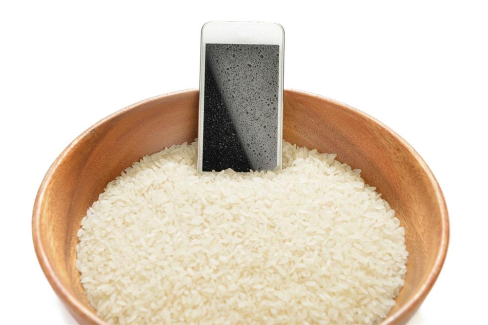 Vùi điện thoại trong gạo, nghe có vẻ hơi khùng nhưng công dụng thì quá tuyệt vời-3