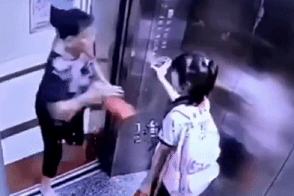 Nữ sinh bất ngờ bị tát trong thang máy