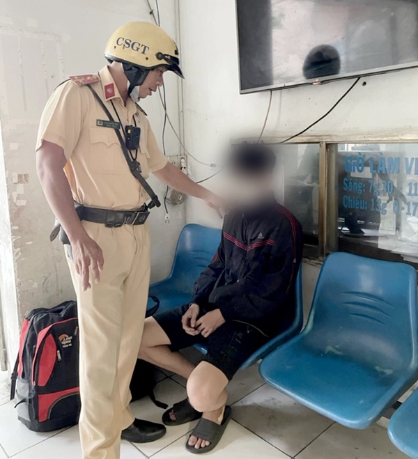 TP.HCM: CSGT ngăn chặn kịp thời thanh niên 22 tuổi định nhảy cầu tự tử vì cuộc sống khó khăn-1