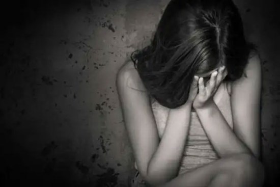 Vợ mới sinh, chồng dụ dỗ rồi giao cấu với người làm 15 tuổi