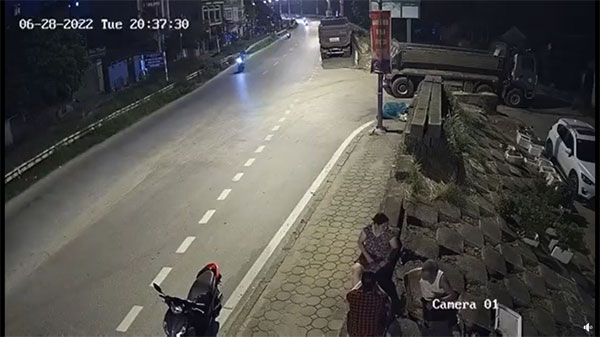 Đi gọi mẹ về ăn cơm, bé trai 7 tuổi bị tông tử vong, gia đình truy tìm người gây tai nạn-1