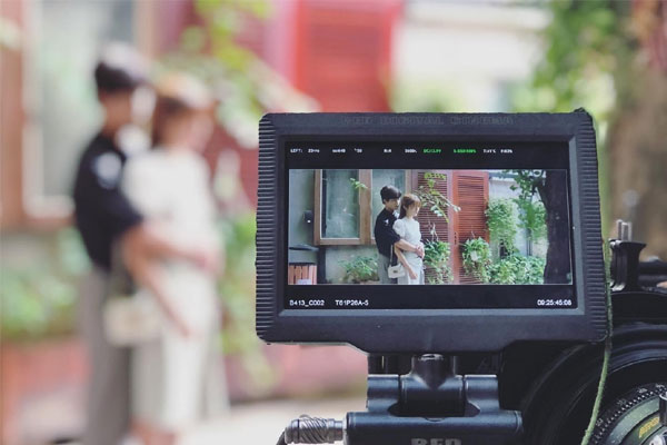 Doãn Quốc Đam đăng ảnh hậu trường ngọt ngào của Thương ngày nắng về, khán giả vui mừng: May quá, phim vẫn chiếu bình thường!-1