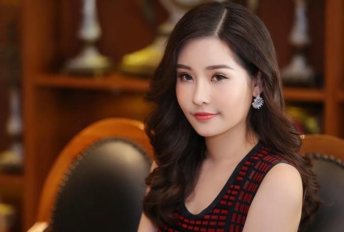 Hoa hậu Lê Âu Ngân Anh xác nhận lên xe hoa sau khi lộ ảnh xuất hiện bên chồng sắp cưới-4