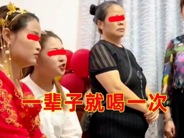 Bị mẹ vợ ép uống nước rửa chân, mặc cô dâu khóc lóc cầu xin, chú rể vẫn quyết làm một điều-1