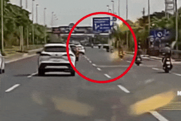 Clip: Xe tải nhập làn ẩu, hất văng 2 người đi xe máy ở Hà Nội