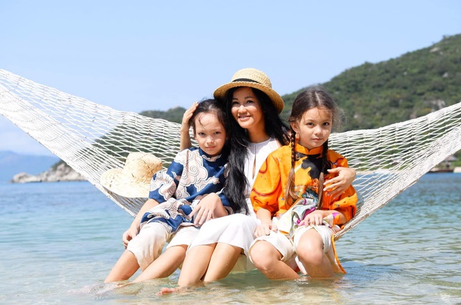Hồng Nhung chia sẻ về 2 người con sinh đôi, 1 chi tiết nhỏ đã cho thấy cách dạy con xứng đáng nhận điểm 10-2