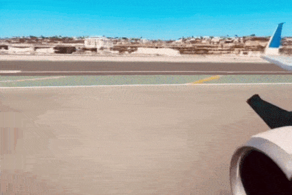 Vì sao đi máy bay không nên mặc váy ngắn?-1