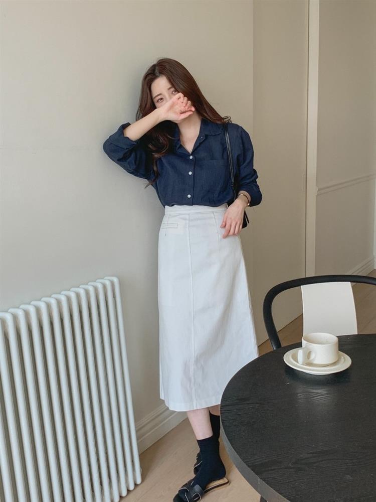 5 cách mặc áo sơ mi tối màu giúp chị em gầy đi, sang hơn chứ không bị già-4