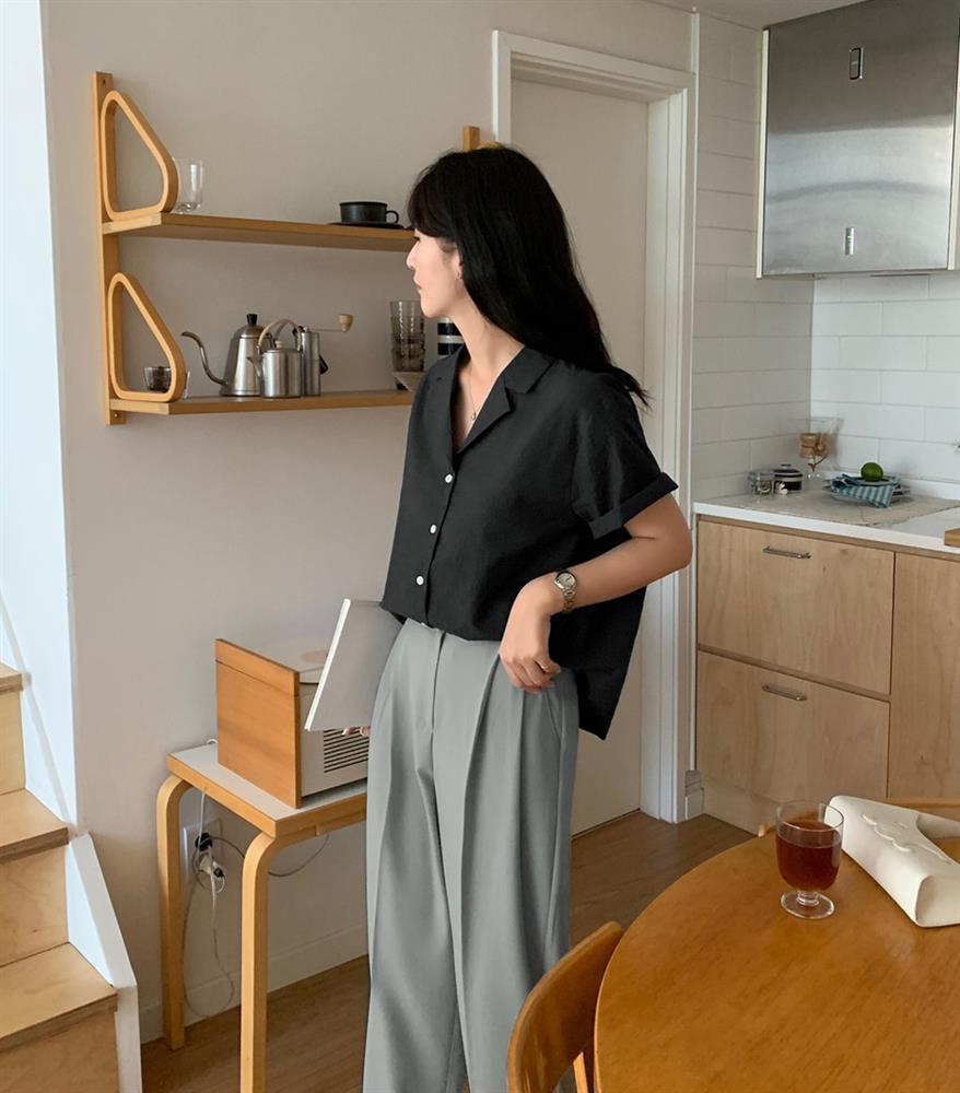 5 cách mặc áo sơ mi tối màu giúp chị em gầy đi, sang hơn chứ không bị già-12