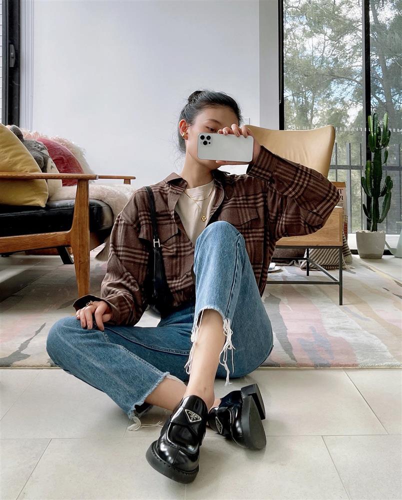 5 cách mặc áo sơ mi tối màu giúp chị em gầy đi, sang hơn chứ không bị già-6