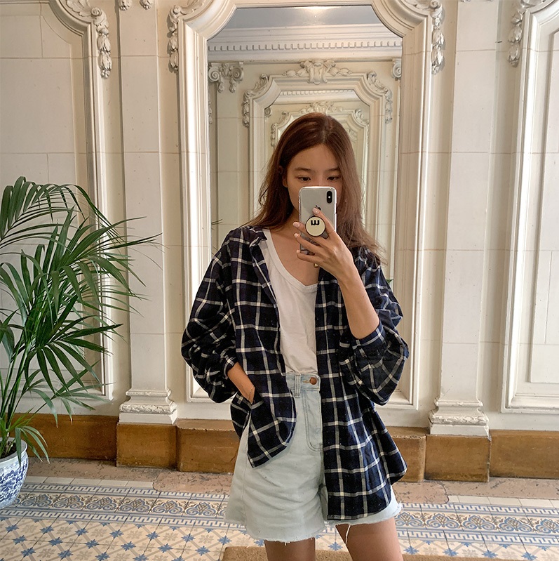 5 cách mặc áo sơ mi tối màu giúp chị em gầy đi, sang hơn chứ không bị già-16