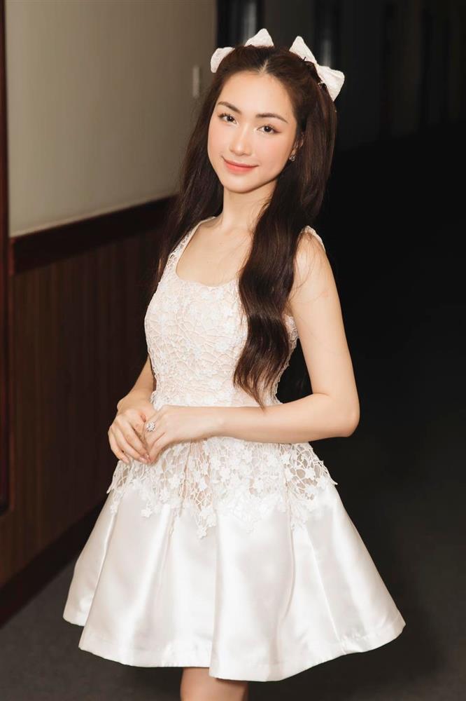 Cận cảnh căn hộ của Hòa Minzy ở Hà Nội: Tuy nhỏ nhưng lộng lẫy như cung điện, phòng khách đến phòng ngủ xinh muốn xỉu-1