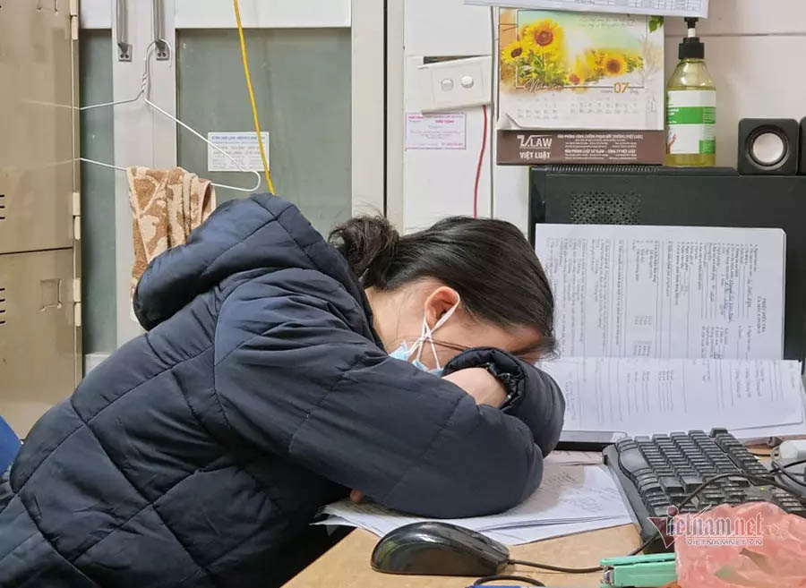 Hàng loạt nhân viên y tế nghỉ việc: Chúng tôi không thể cống hiến với cái bụng rỗng-1