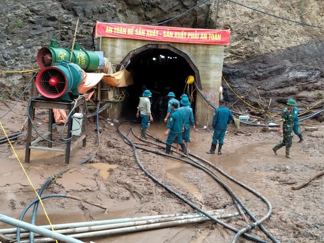 NÓNG: Gấp rút giải cứu công nhân mắc kẹt trong hầm thủy điện ở Điện Biên-1