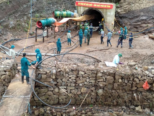 NÓNG: Gấp rút giải cứu công nhân mắc kẹt trong hầm thủy điện ở Điện Biên-2