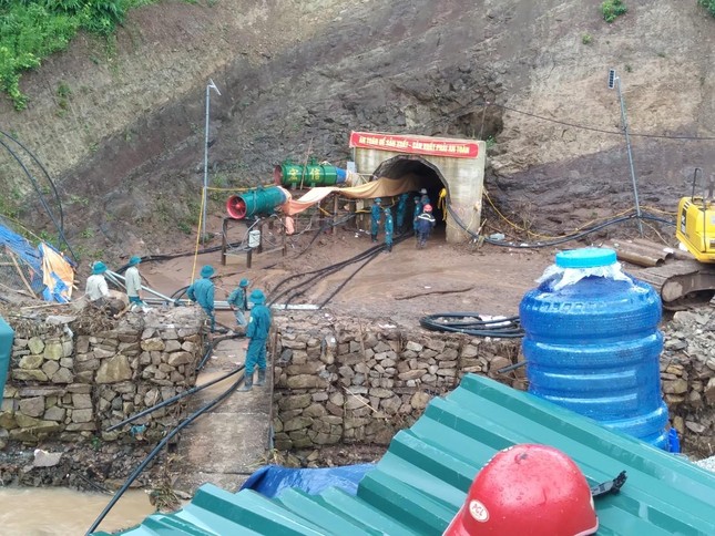 NÓNG: Gấp rút giải cứu công nhân mắc kẹt trong hầm thủy điện ở Điện Biên-4