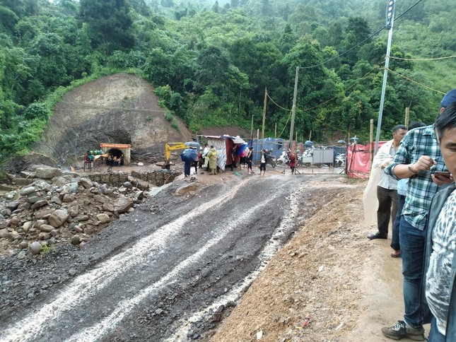 NÓNG: Gấp rút giải cứu công nhân mắc kẹt trong hầm thủy điện ở Điện Biên-5