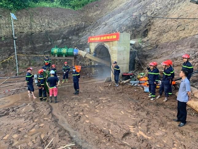 NÓNG: Gấp rút giải cứu công nhân mắc kẹt trong hầm thủy điện ở Điện Biên-7