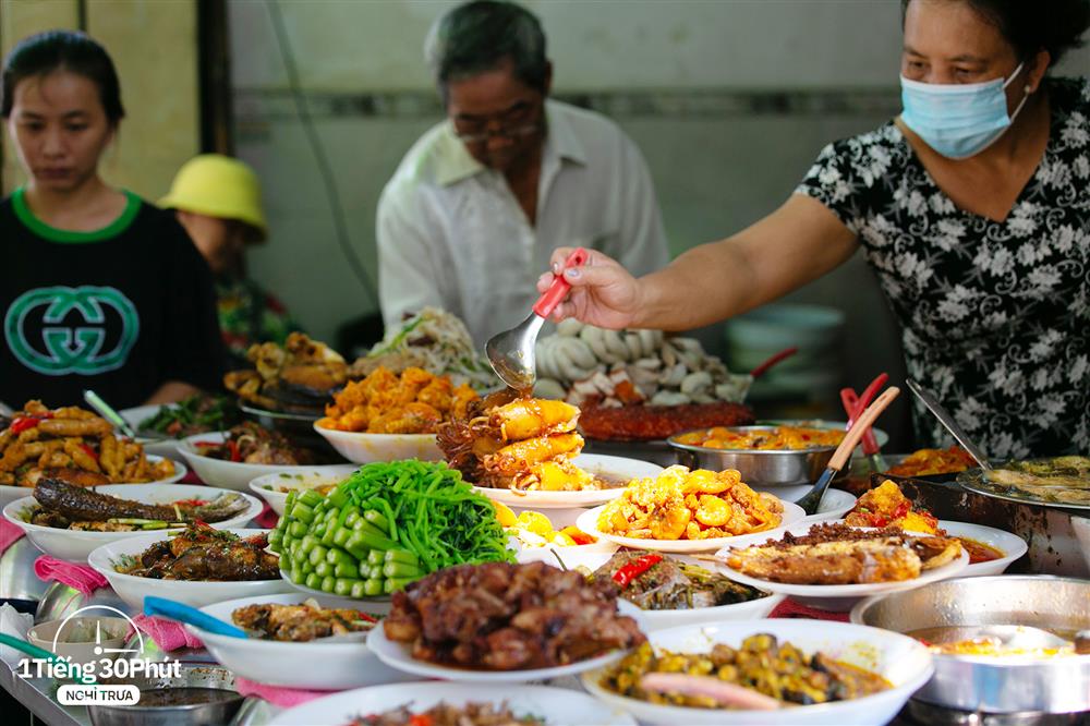 Hàng cơm trưa nổi tiếng phục vụ các đại gia công sở, toàn sếp chạy ô tô, tay ga đắt tiền sẵn sàng nhẹ nhàng chi mỗi ngày 100k - 200k/suất cơm-1