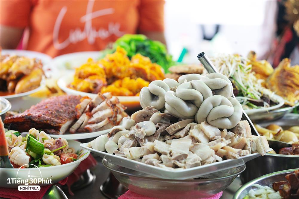 Hàng cơm trưa nổi tiếng phục vụ các đại gia công sở, toàn sếp chạy ô tô, tay ga đắt tiền sẵn sàng nhẹ nhàng chi mỗi ngày 100k - 200k/suất cơm-6