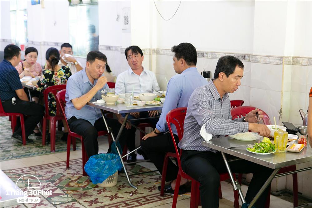 Hàng cơm trưa nổi tiếng phục vụ các đại gia công sở, toàn sếp chạy ô tô, tay ga đắt tiền sẵn sàng nhẹ nhàng chi mỗi ngày 100k - 200k/suất cơm-9