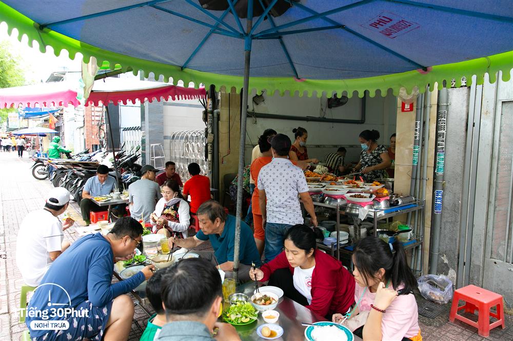 Hàng cơm trưa nổi tiếng phục vụ các đại gia công sở, toàn sếp chạy ô tô, tay ga đắt tiền sẵn sàng nhẹ nhàng chi mỗi ngày 100k - 200k/suất cơm-13