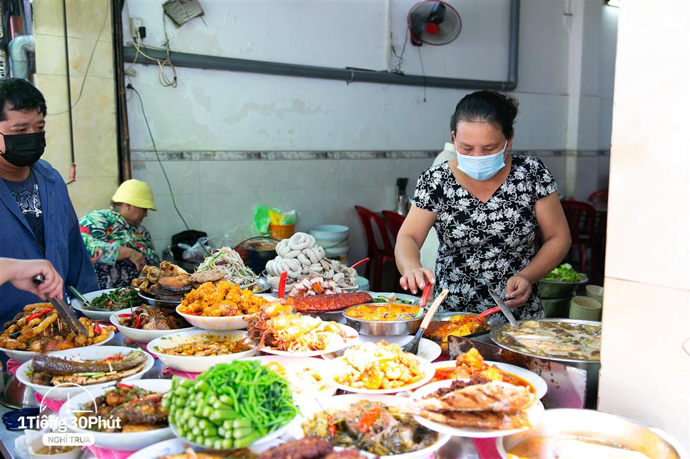 Hàng cơm trưa nổi tiếng phục vụ các đại gia công sở, toàn sếp chạy ô tô, tay ga đắt tiền sẵn sàng nhẹ nhàng chi mỗi ngày 100k - 200k/suất cơm-14
