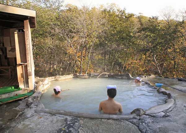 Khách nước ngoài chia sẻ về cú sốc” văn hoá vì thói quen tắm kỳ lạ của người Nhật-1