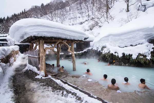 Khách nước ngoài chia sẻ về cú sốc” văn hoá vì thói quen tắm kỳ lạ của người Nhật-2