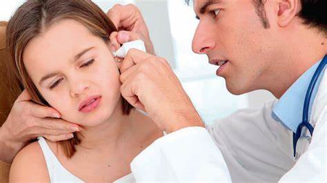 Cách phòng viêm tai giữa cho trẻ khi đi bơi trong mùa hè-1