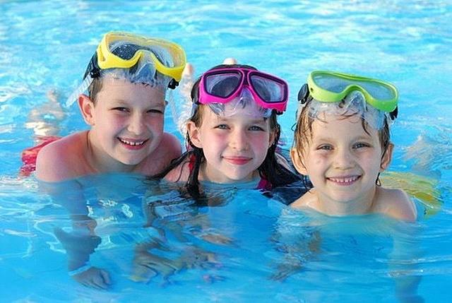 Cách phòng viêm tai giữa cho trẻ khi đi bơi trong mùa hè-2