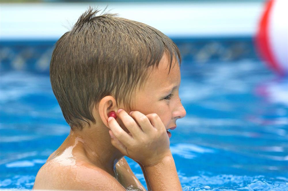 Cách phòng viêm tai giữa cho trẻ khi đi bơi trong mùa hè-3