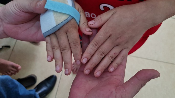 Vụ cháu bé 9 tuổi bị đánh đập dã man: Phát hiện xương bàn tay bị gãy-2