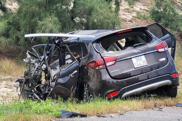 Cụ ông gào khóc, nằm vật vã bên ruộng dưa bị phá hoại-2