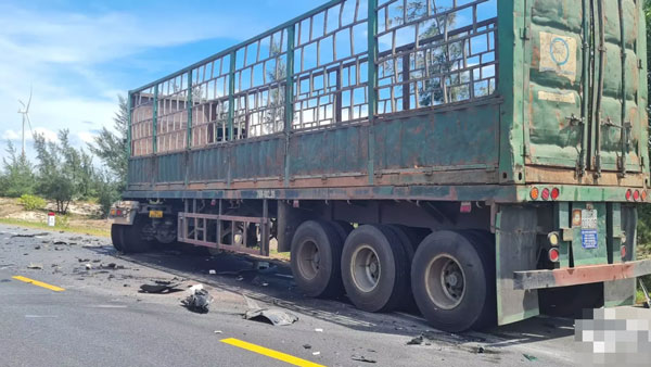 Ô tô 7 chỗ tông trực diện xe đầu kéo, 2 người tử vong-2