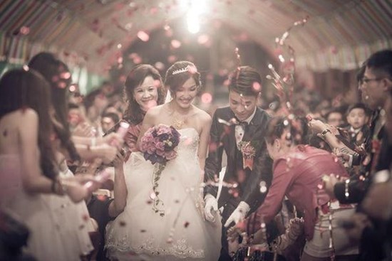 Con gái sếp đi lấy chồng, cả công ty đi ăn cưới chỉ có mình tôi là không, cuối tháng nhận lương tôi choáng váng vô cùng