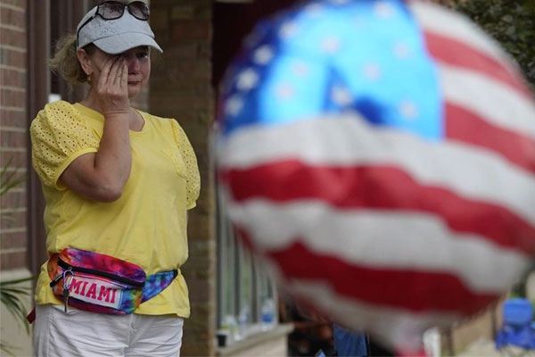 Mỹ: Chạy trốn xả súng, cha bất lực nhét con vào thùng rác-4